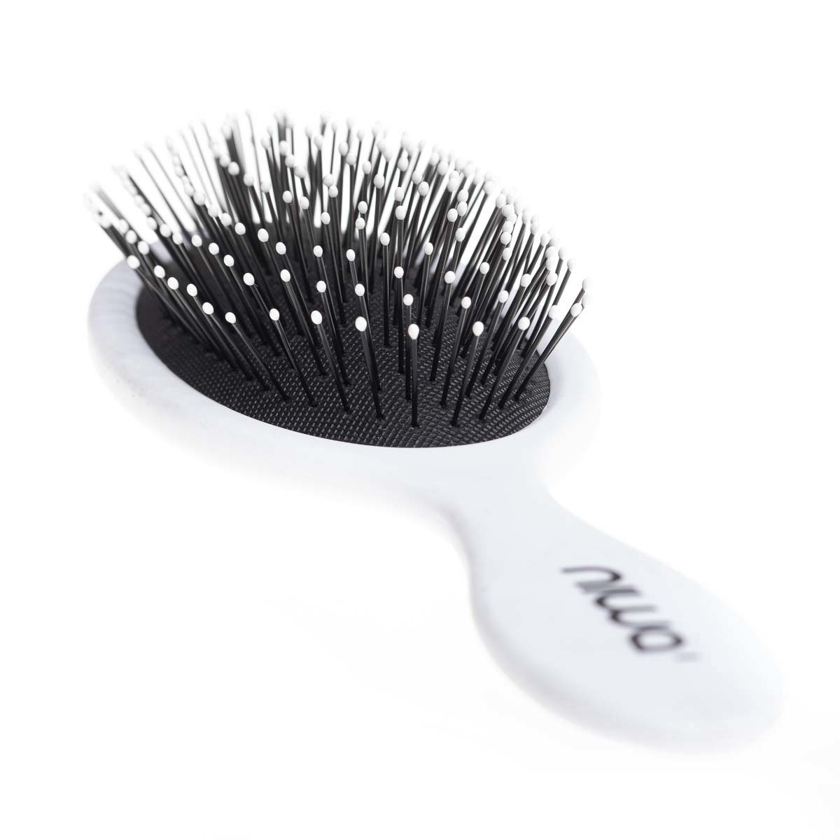 Waiting for you on keune.ch to discover the NIWA Brush 01, a versatile professional brush. It effortlessly  combs wet and dry hair while safeguarding it from damage.